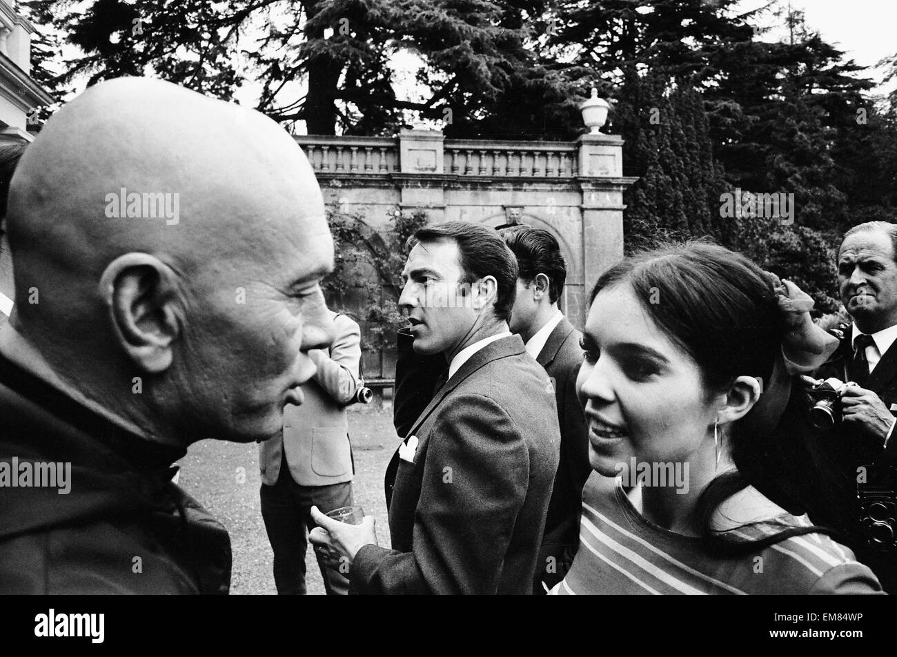 Vivienne actrice Ventura parle à Yul Brynner avec Jimmy Greaves (centre) à la recherche sur l'Angleterre lors de la visite de l'équipe de la Coupe du Monde à Pinewood Studios à passer du temps sur le tournage du nouveau film de James Bond On ne vit que deux fois . 12 juillet 1966. Banque D'Images