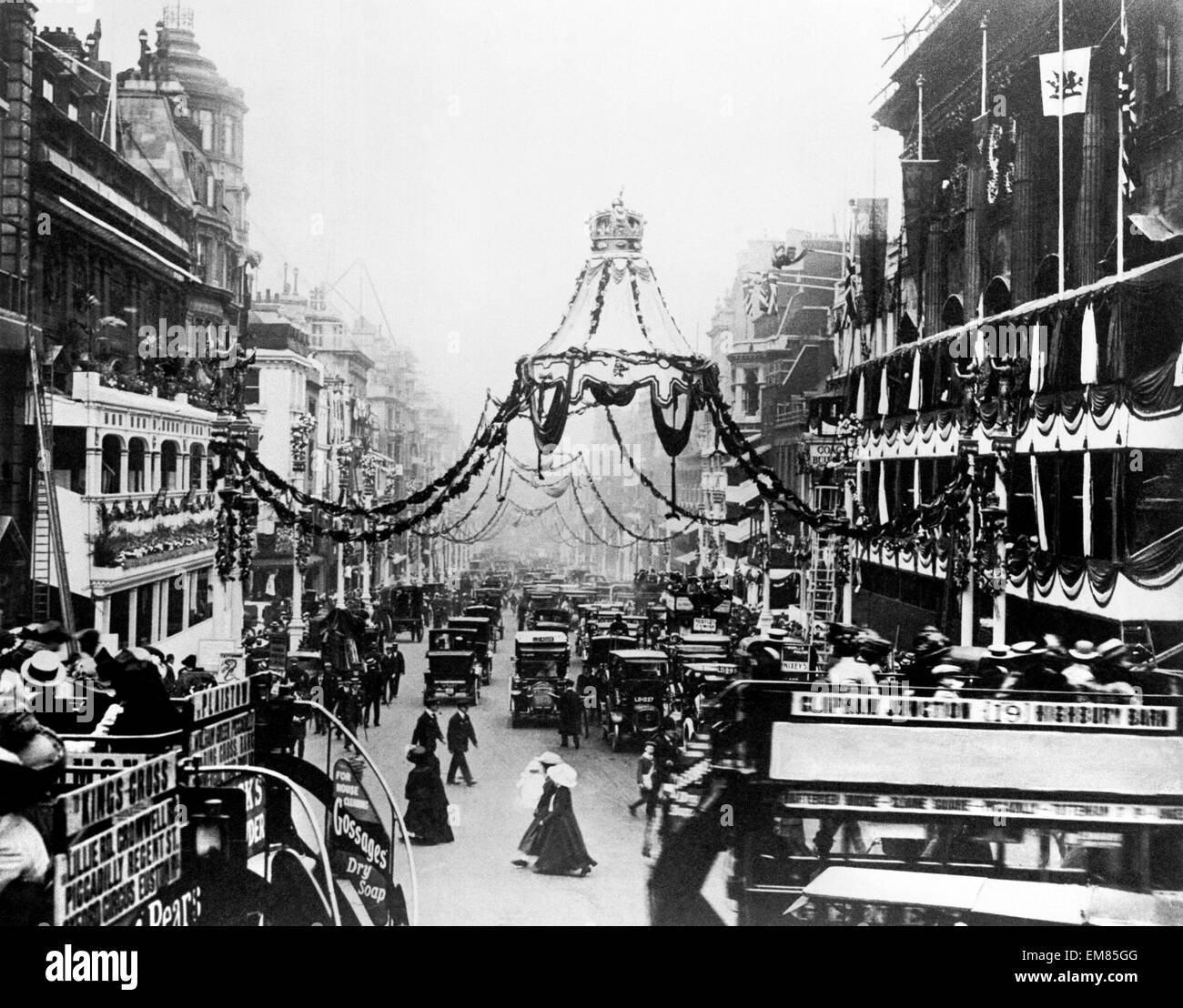 St James's Street, Londres, décorée pour le Couronnement de George V et la reine Mary. 22 Juin 1911 Banque D'Images