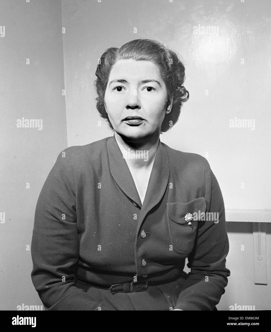 Secrétaire du Daily Mirror, Catriona Rintoul pose pour son personnel avec photo. Vers 1952 Banque D'Images