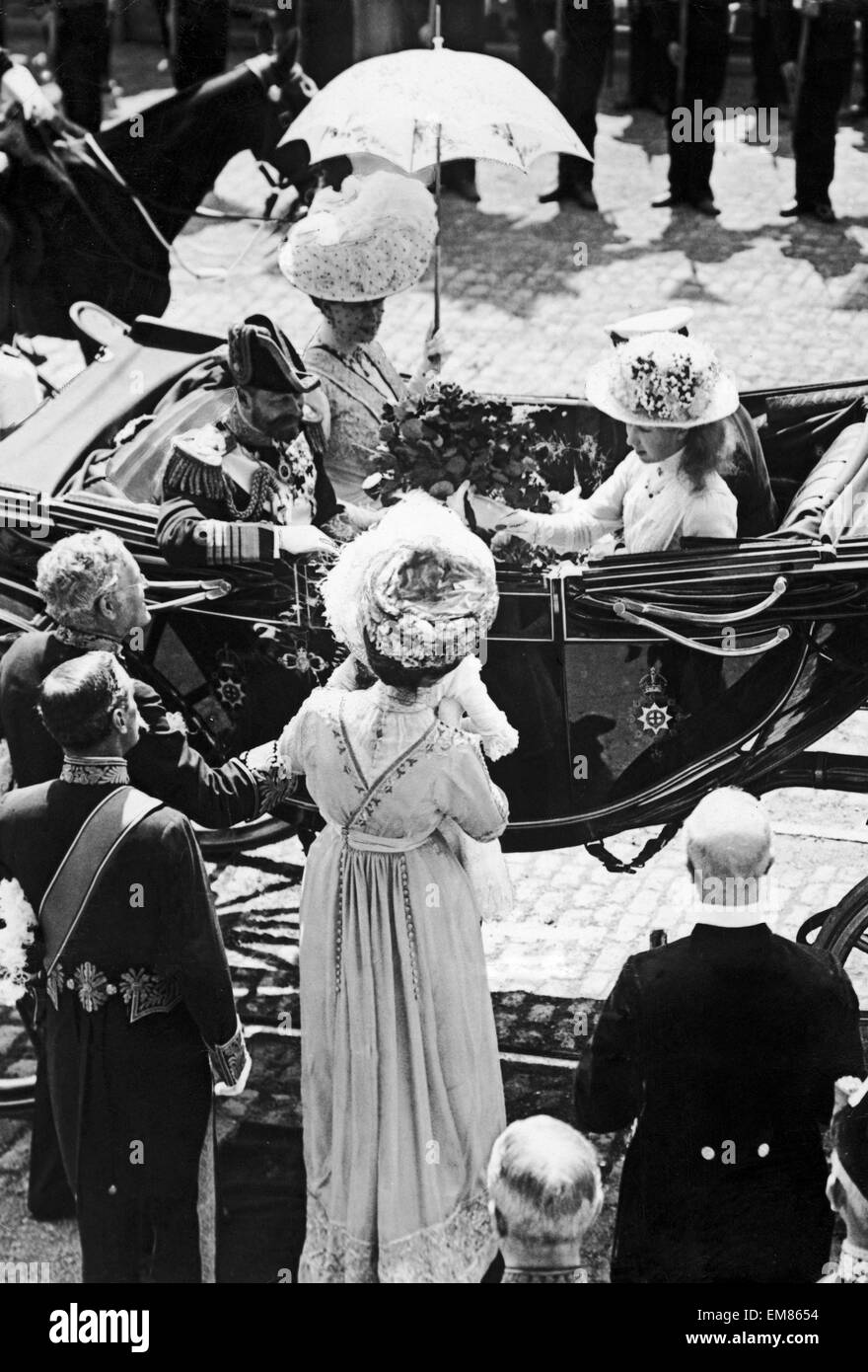 Visite royale à Dublin. La princesse Marie de recevoir un bouquet de fleurs à Monkstown, en tant que le roi George V et la reine Mary. 10 Juillet 1911 Banque D'Images