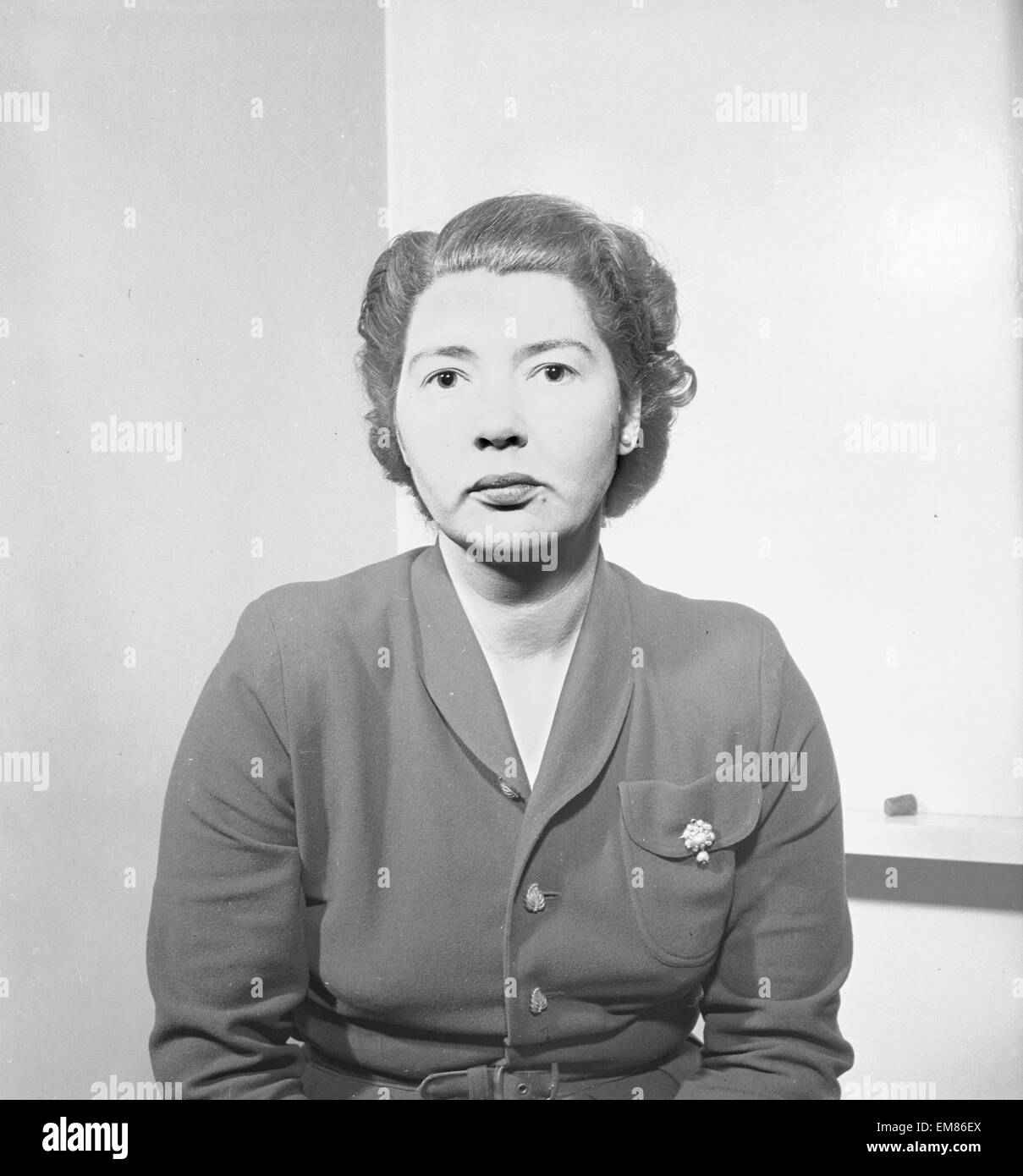 Secrétaire du Daily Mirror, Catriona Rintoul pose pour son personnel avec photo. Vers 1952 Banque D'Images