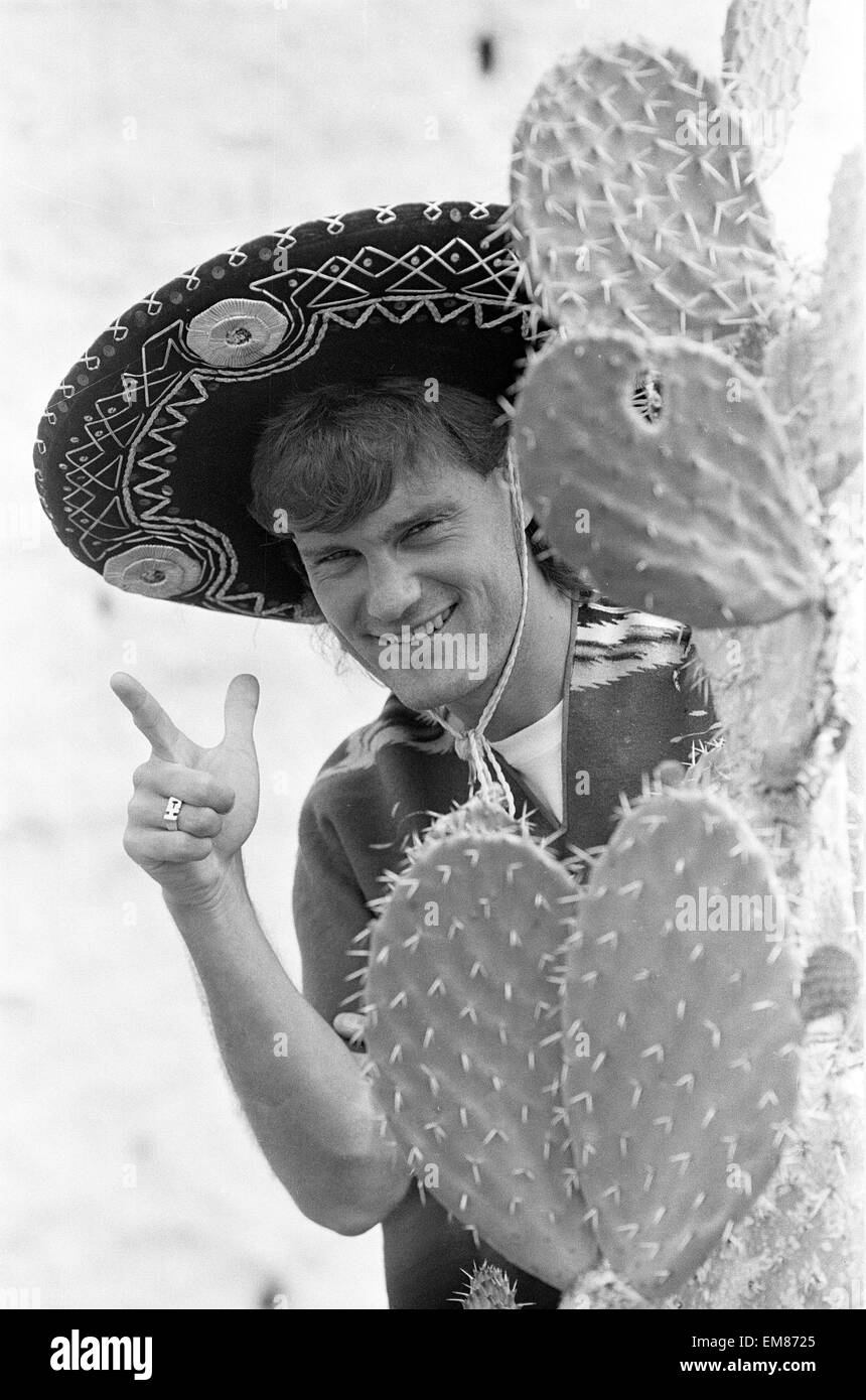 Glenn Hoddle footballeur Angleterre pose comme un bandit mexicain, debout derrière un cactus à la base de l'équipe à Monterrey au Mexique avant la Coupe du Monde 1986. Mai 1986. Banque D'Images