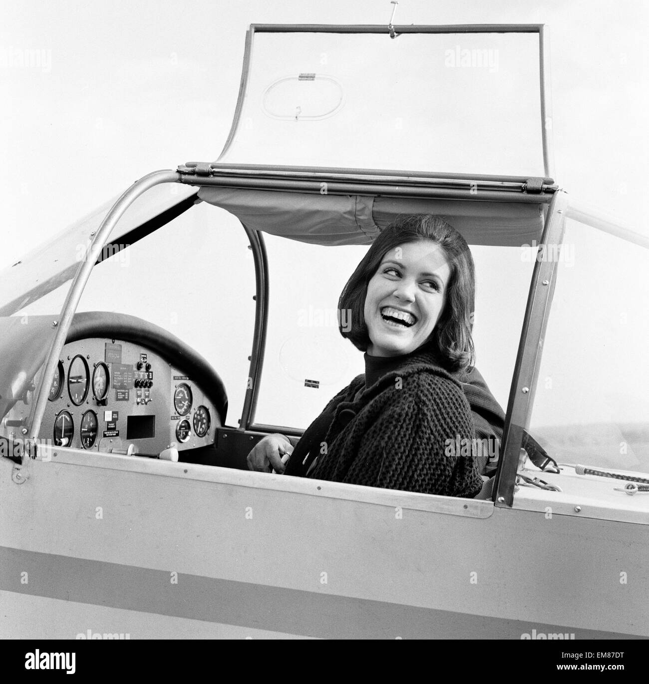 23 ans, infirmière, sage juin la première infirmière de voler en solo, vu ici à la juste Oakes aérodrome, Surrey. 24 octobre 1965. Banque D'Images