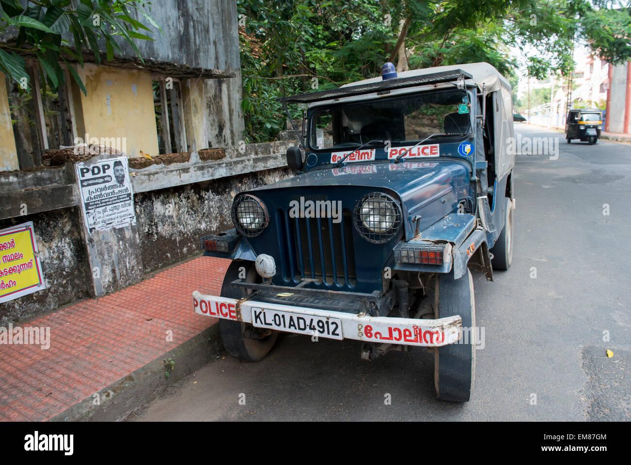 Une jeep de la police stationné à l'extérieur de la prison de Fort Kochi, Kerala Inde Banque D'Images