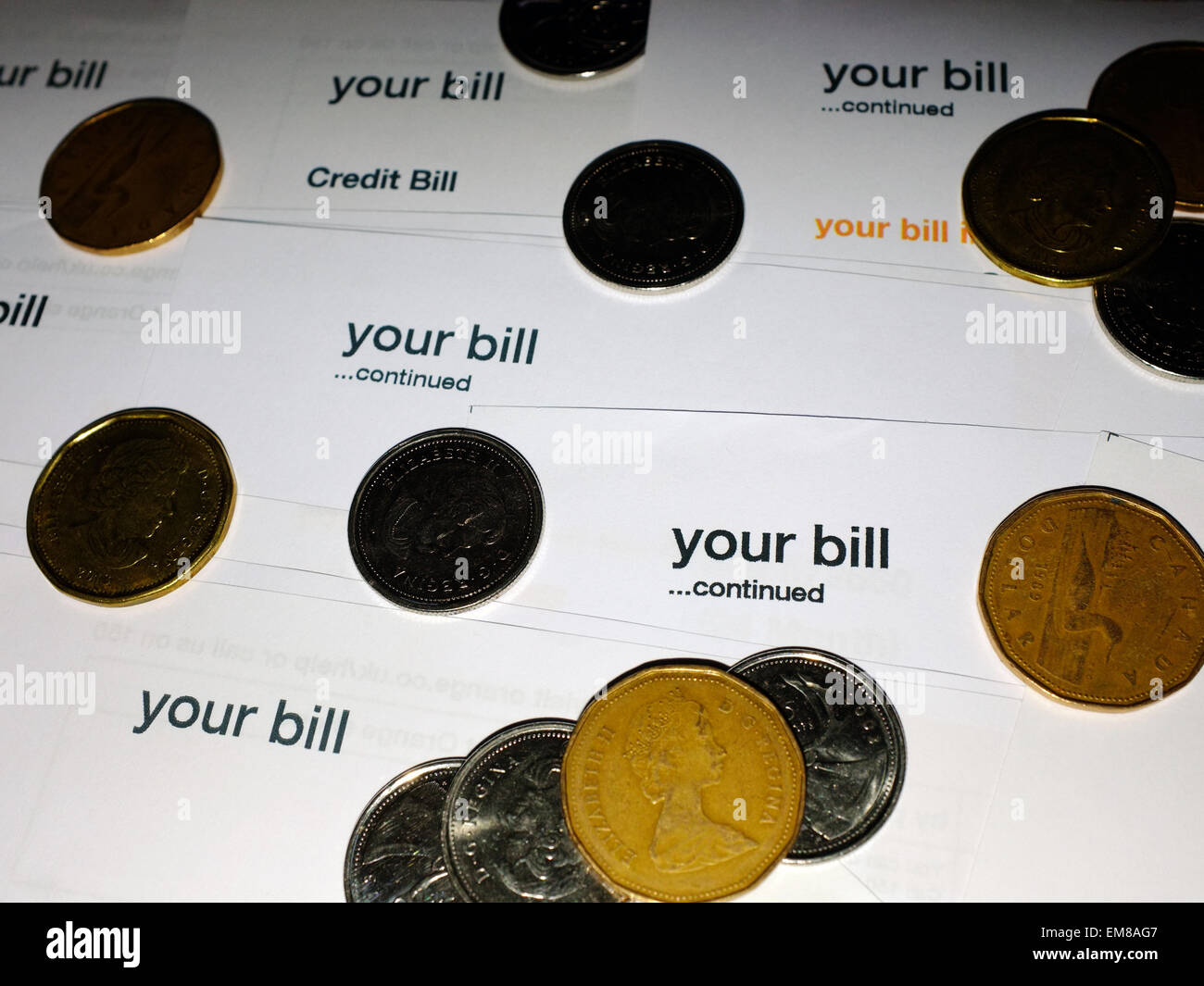 Une pile de papier des factures avec des crédits au-dessus d'eux. Banque D'Images