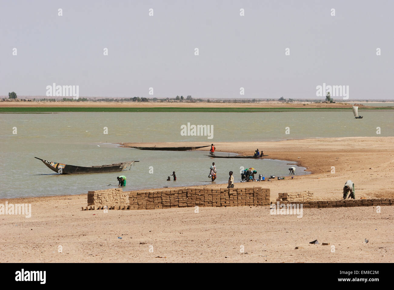 Les gens qui font la lessive dans le fleuve Niger au Mali, la Sebi Banque D'Images