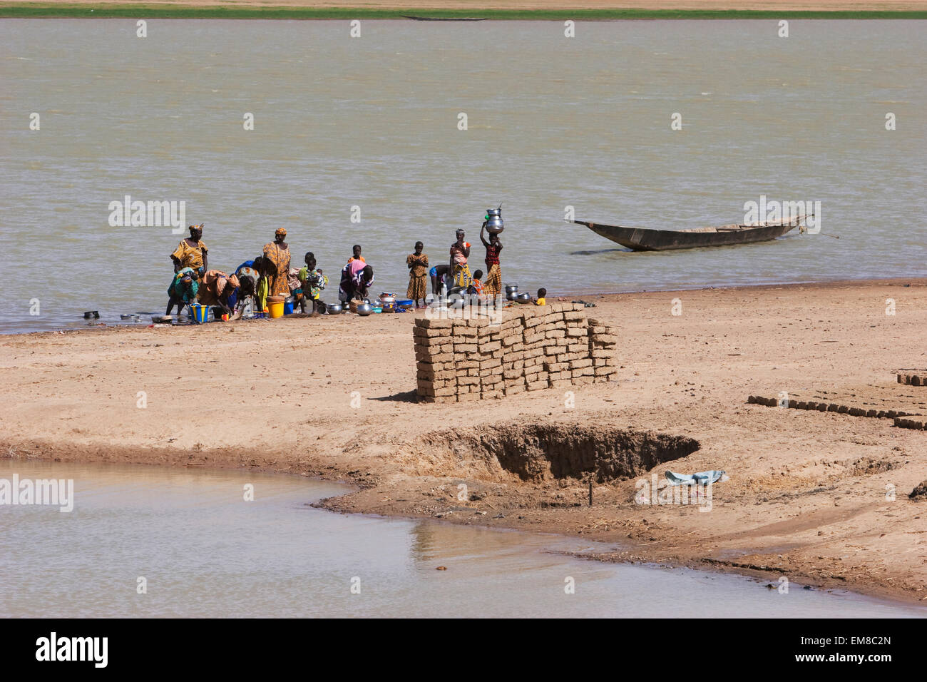 Les gens qui font la lessive dans le fleuve Niger au Mali, la Sebi Banque D'Images
