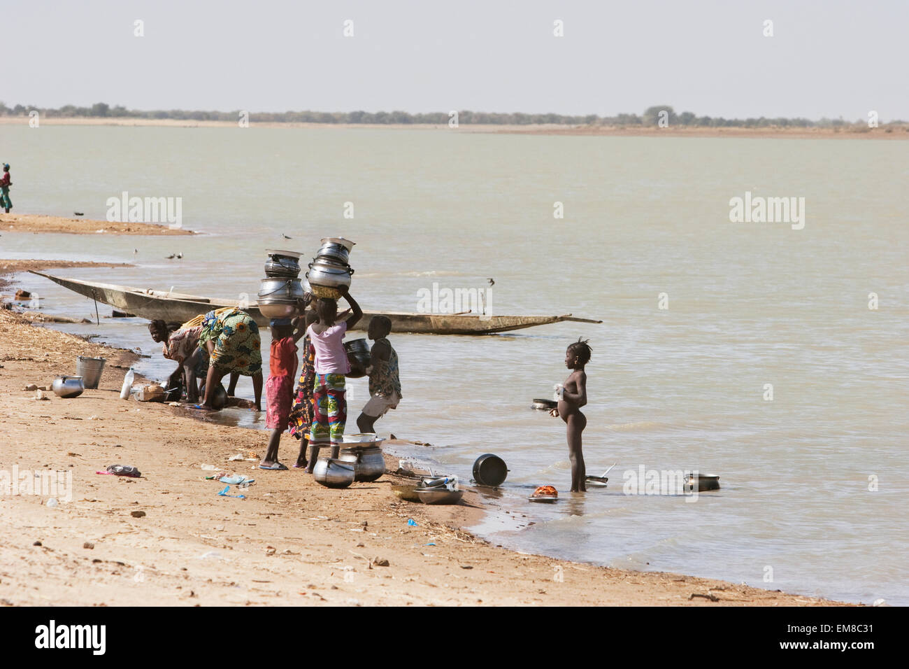 Les gens qui font la lessive dans le fleuve Niger au Mali, la Sebi Banque D'Images