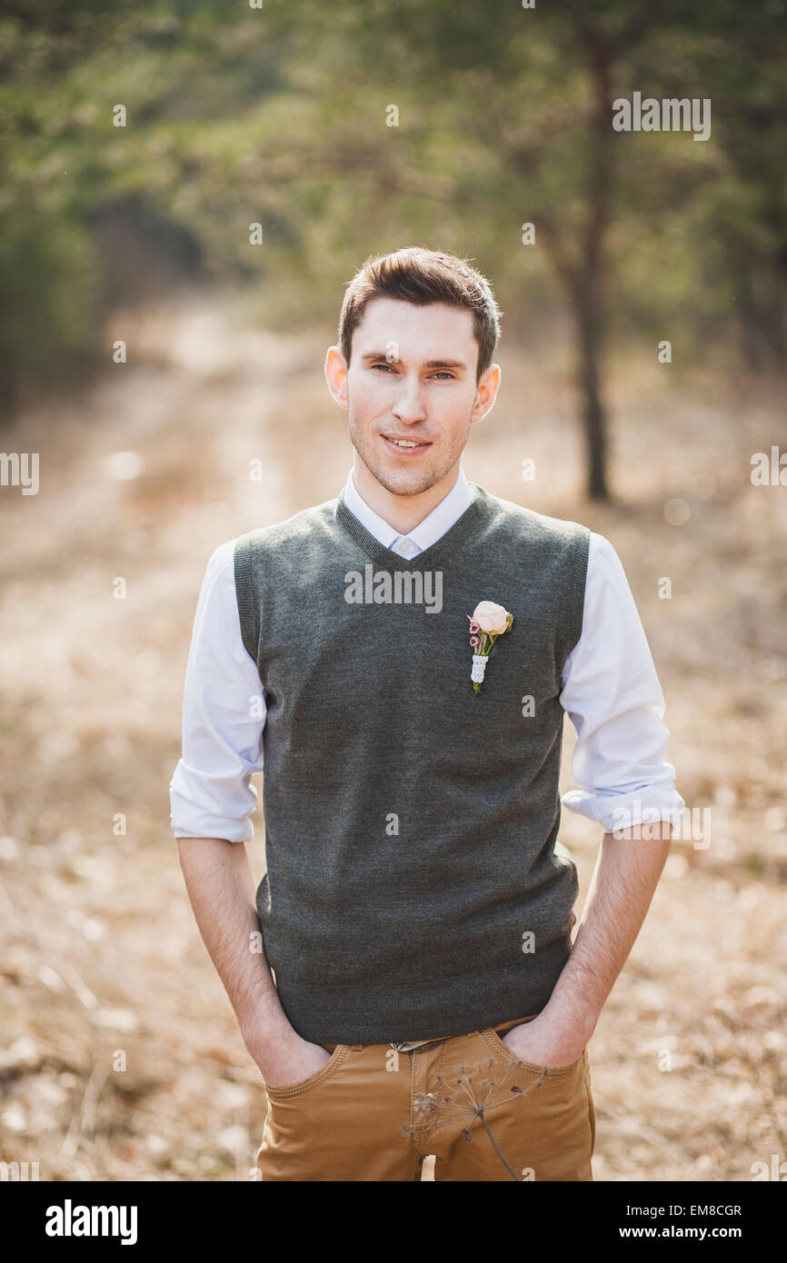 L'homme en souriant. Portrait de beau mec. L'homme avec un grand sourire à l'encontre de la nature. Heureux marié. Groomsman. Portrait du marié Banque D'Images