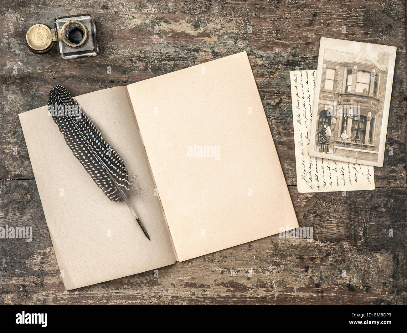 Livre ouvert, outils d'écriture vintage stylo-plume encrier et texturé sur fond de bois. Retro style tonique photo Banque D'Images
