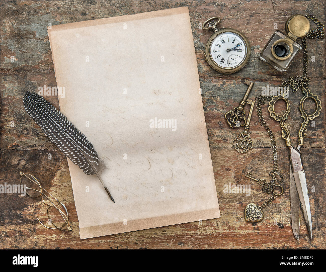 Lettre papier et outils d'écriture vintage. Stylo plume, encrier, touches sur fond de bois texturés. Retro style tonique photo Banque D'Images