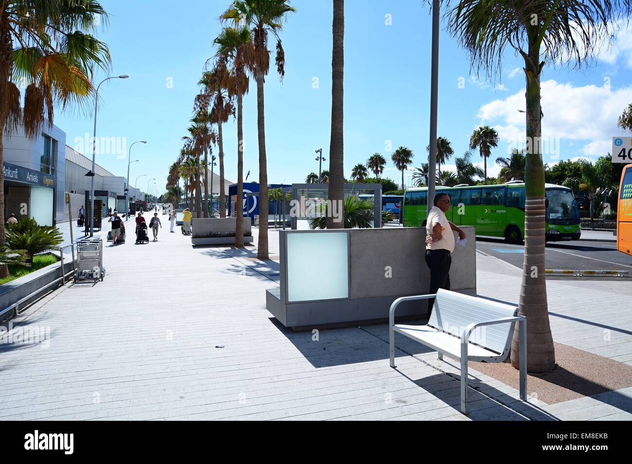 Terminal de Bus avec quelques passengersat l'aéroport de Tenerife Sud. Banque D'Images