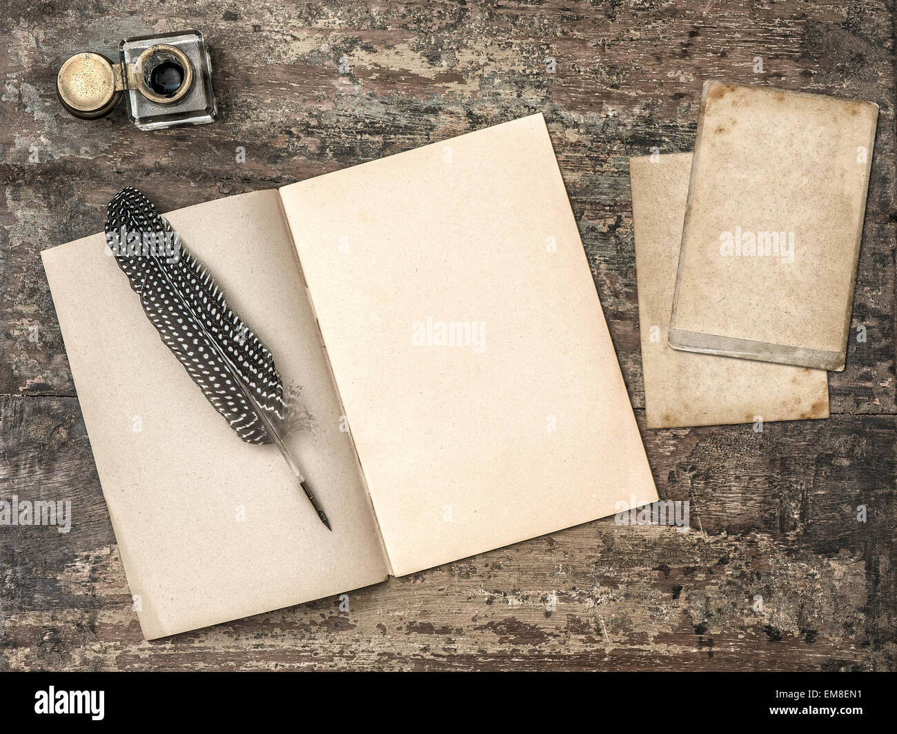 Livre ouvert, outils d'écriture vintage stylo-plume encrier et texturé sur fond de bois. Retro style tonique photo Banque D'Images