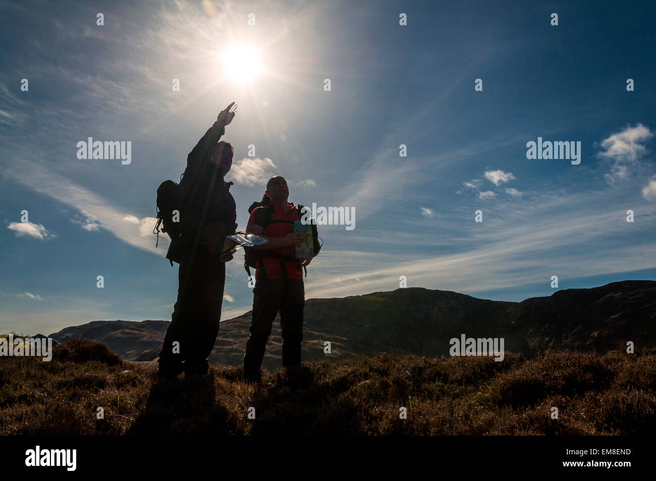 Les marcheurs consulter leurs cartes près de Maghera, Ardara, comté de Donegal, Irlande Banque D'Images