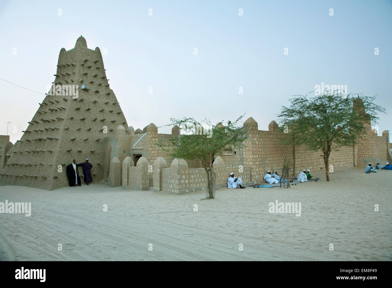 Les personnes à la mosquée Sankoré, Tombouctou, Mali Banque D'Images