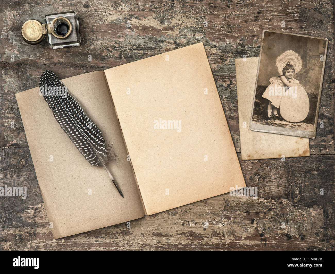 Livre ouvert, outils d'écriture antique et vintage easter greetings carte postale. Retro style tonique photo Banque D'Images