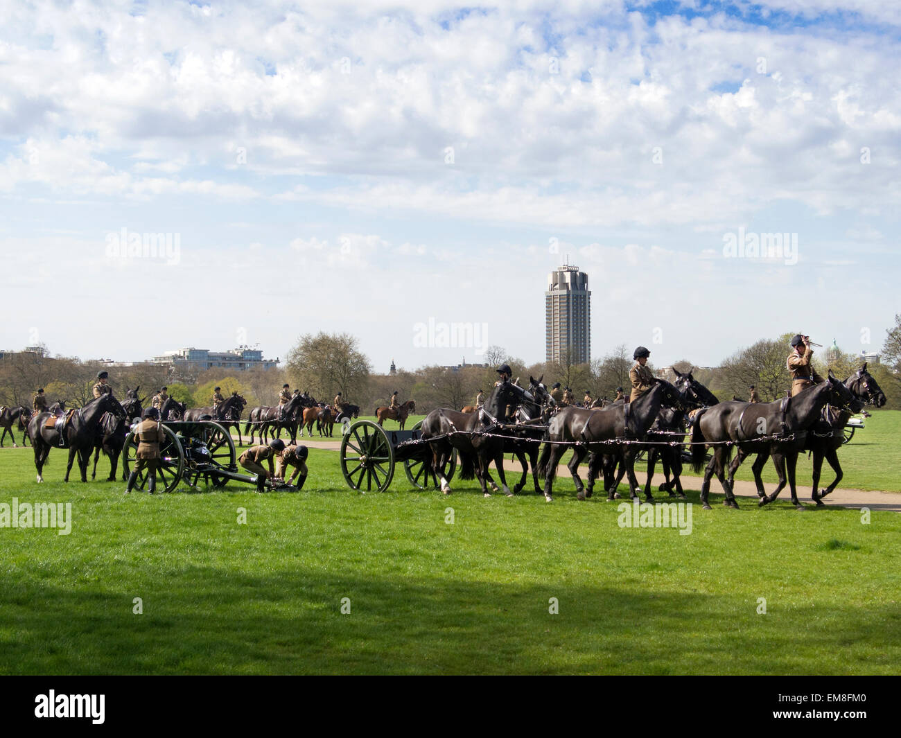 Londres, Royaume-Uni. 17 avril, 2015. Royal Horse Artillery gun carrage répétition à Hyde Park de Londres. La plupart des gummers étaient des femmes. 17/4/2015 : Crédit Cabanel/Alamy Live News Banque D'Images