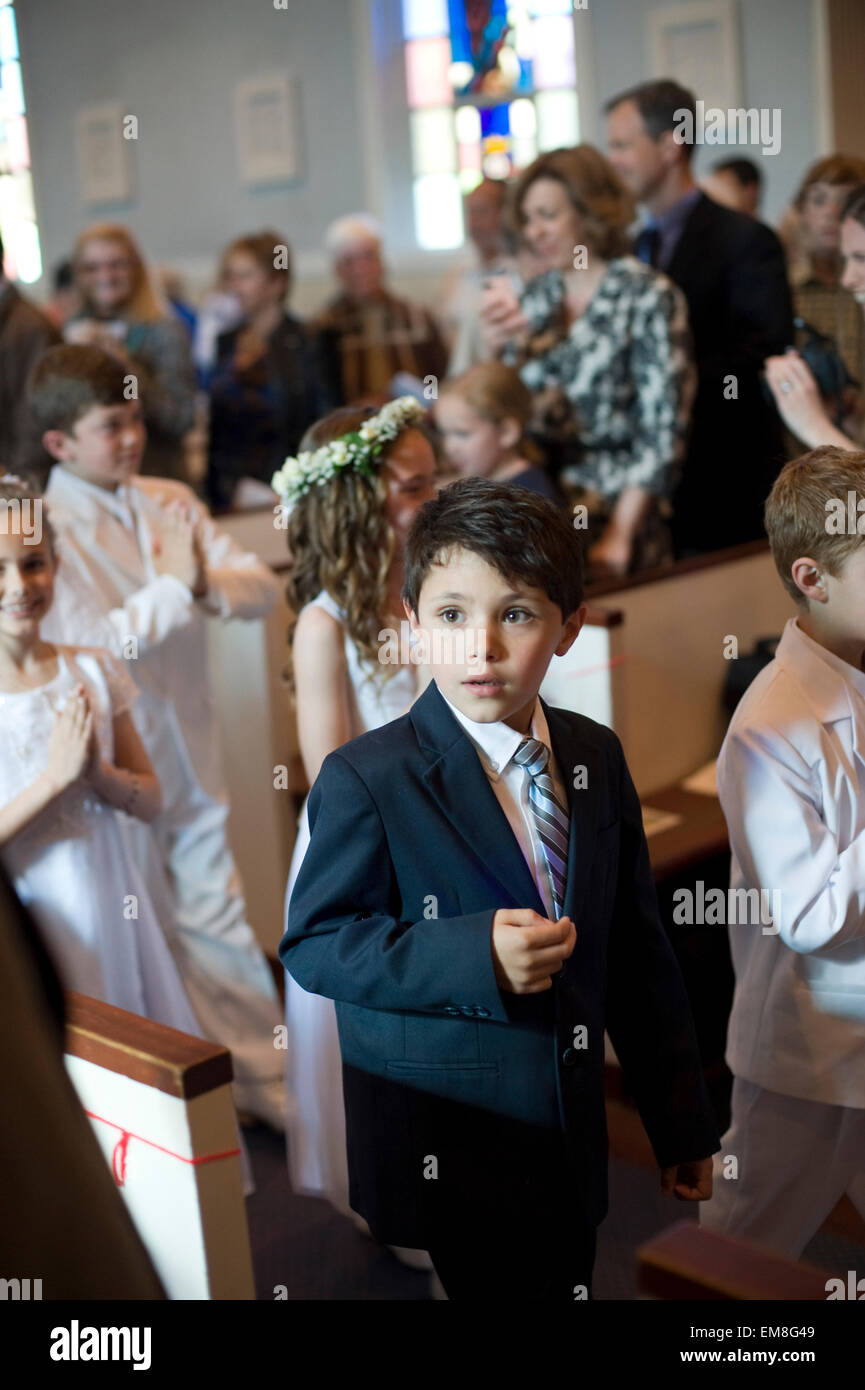 Sept ans Hispanic boy qui reçoit le sacrement de la première communion.Ê Parution Modèle garçon (pas seulement toutes les autres libérés) Banque D'Images