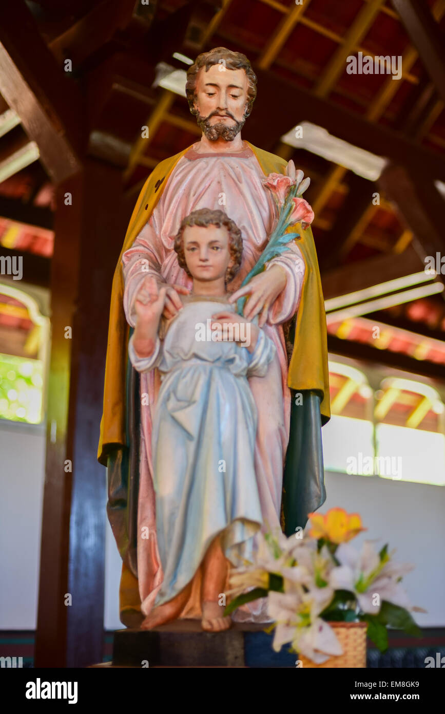 Statues de Saint Joseph et de l'enfant Jésus à l'intérieur de l'église Saint Ignace Loyola, une ancienne église de Sikka, île de Flores, Indonésie. Banque D'Images Statues de Saint Joseph et de l'enfant Jésus à l'intérieur de l'église Saint Ignace Loyola, une ancienne église de Sikka, île de Flores, Indonésie. Banque D'Images