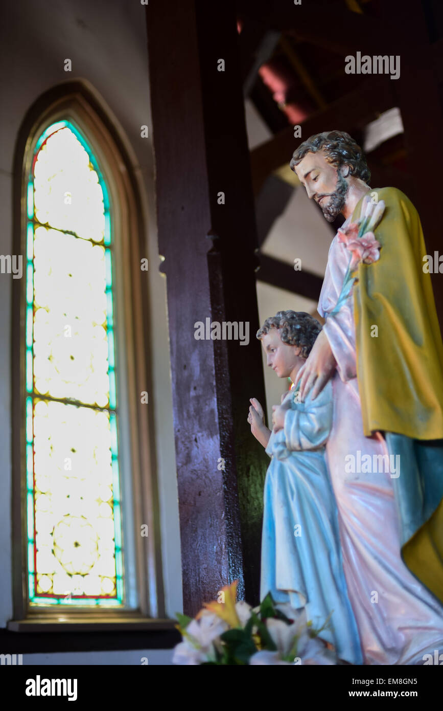 Statues de Saint Joseph et de l'enfant Jésus à l'intérieur de l'église Saint Ignace Loyola, une ancienne église de Sikka, île de Flores, Indonésie. Banque D'Images Statues de Saint Joseph et de l'enfant Jésus à l'intérieur de l'église Saint Ignace Loyola, une ancienne église de Sikka, île de Flores, Indonésie. Banque D'Images