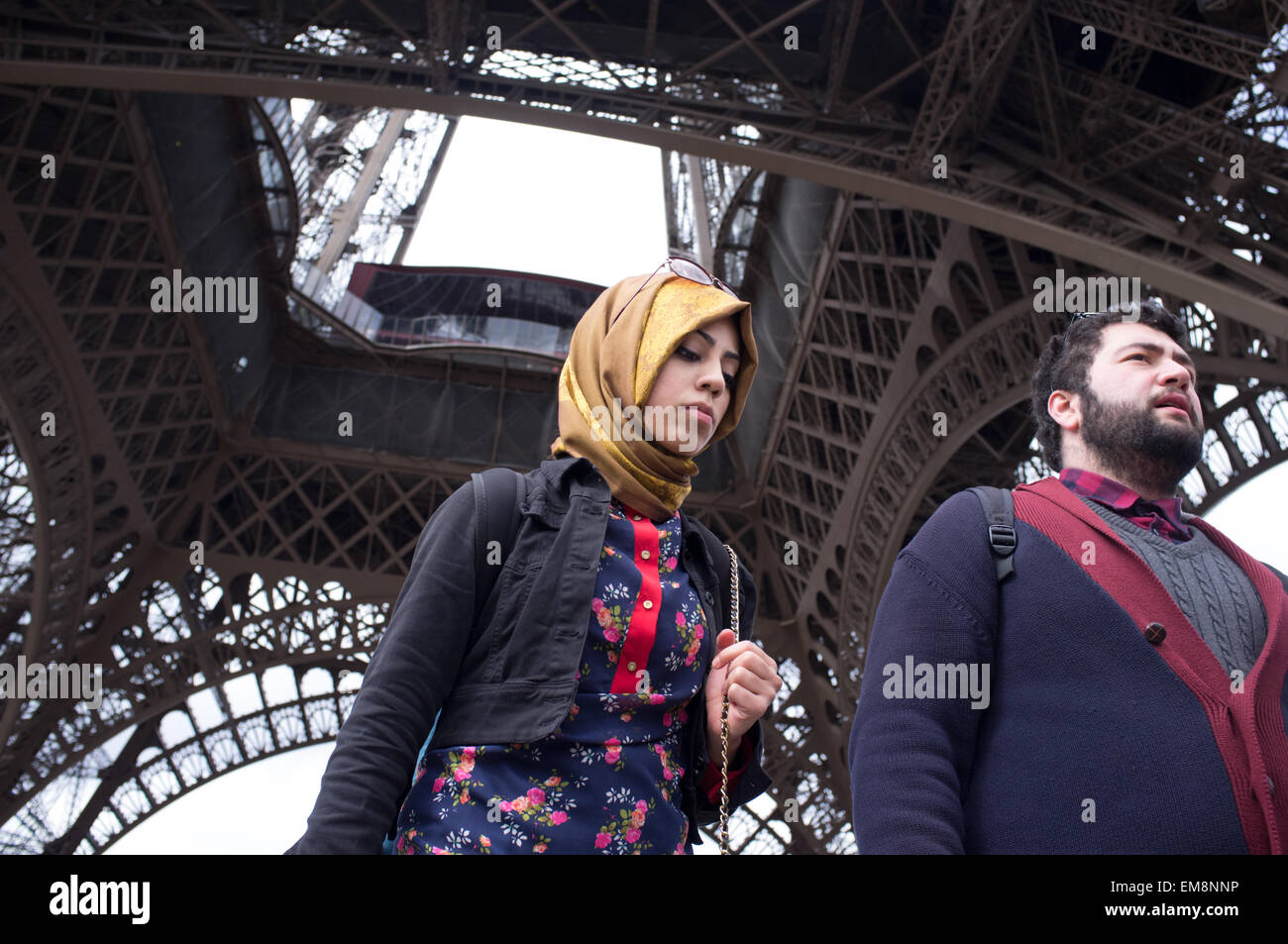 Un couple moyen-orientale sous la Tour Eiffel à Paris, France Banque D'Images