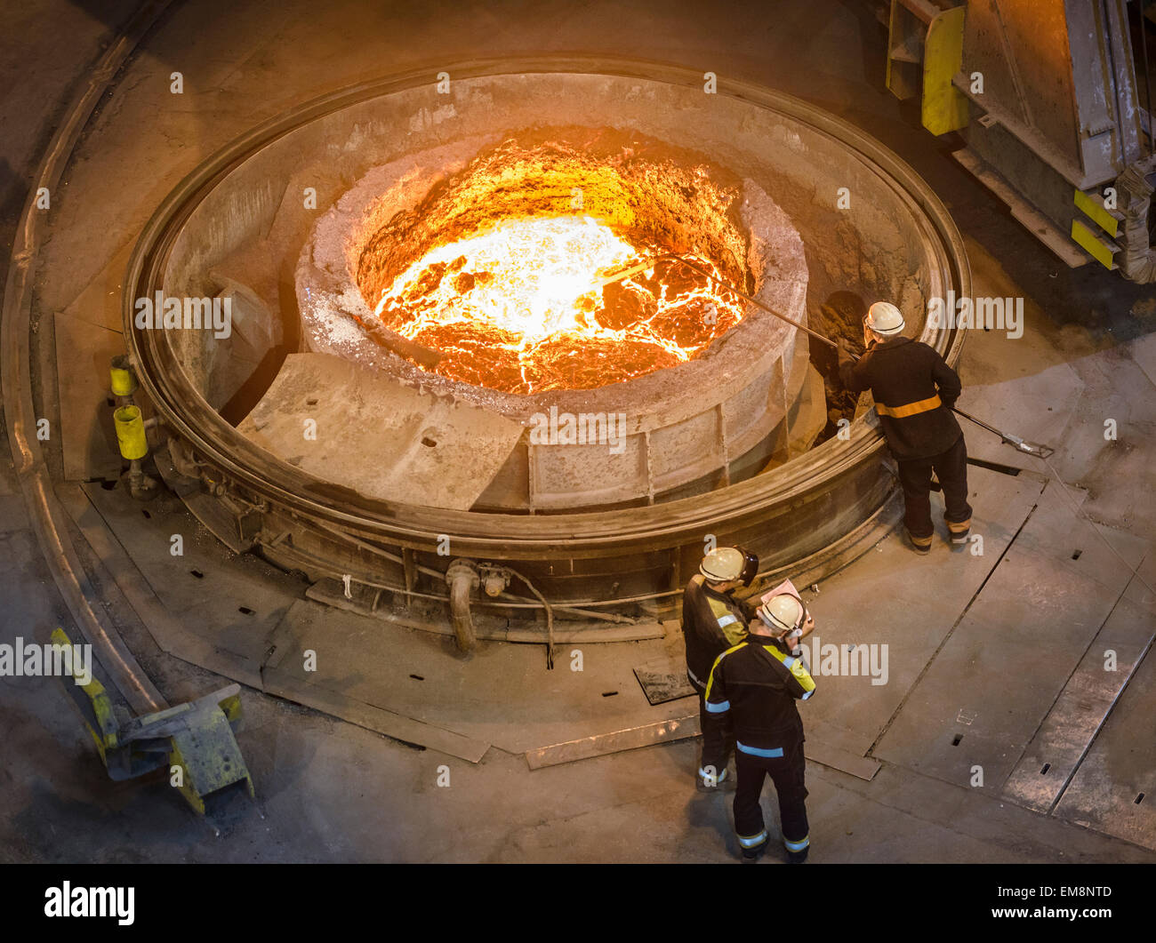 Les travailleurs de l'acier l'inspection de l'acier en fusion dans la fiole, high angle view Banque D'Images