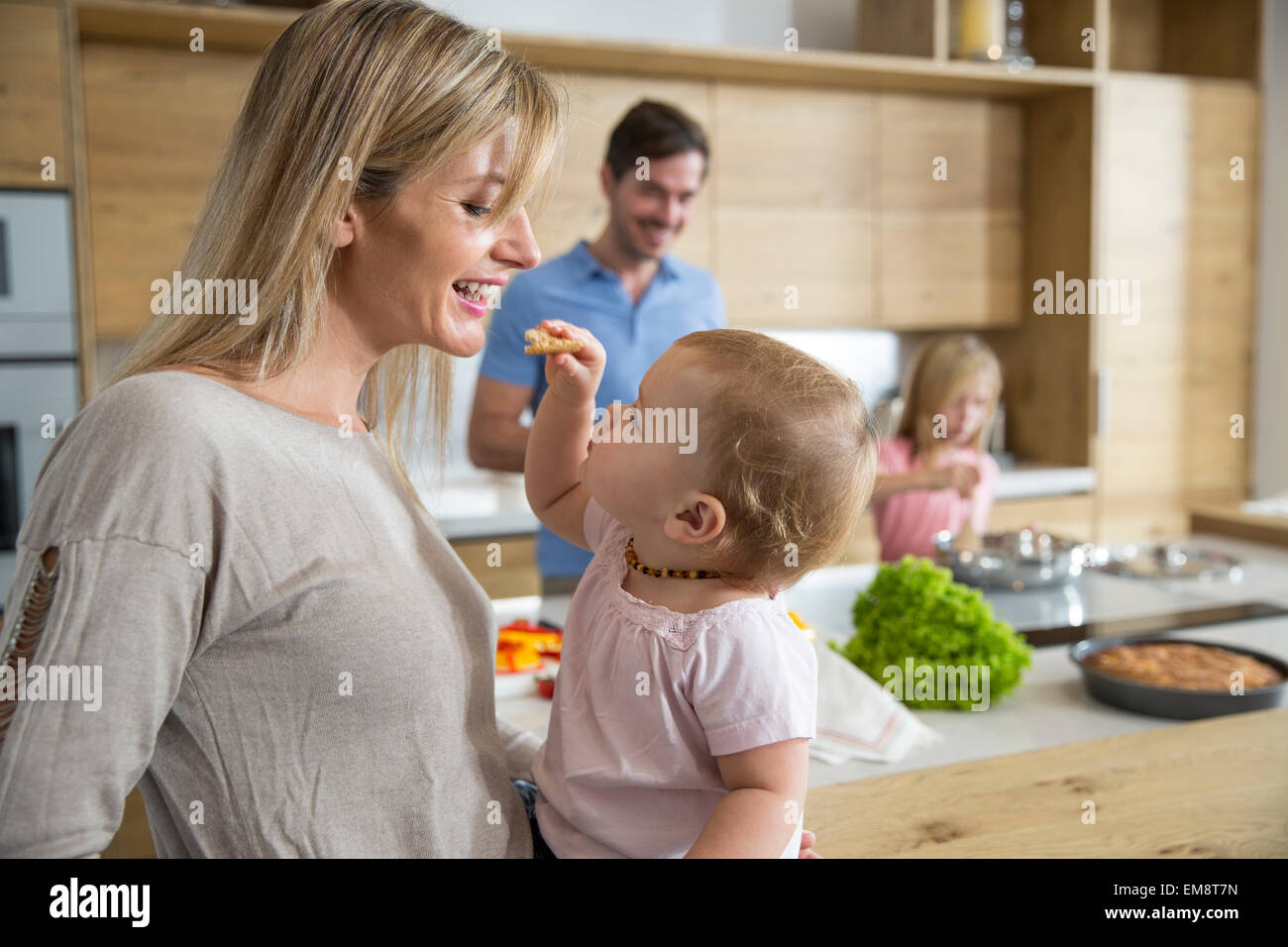 Les repas des tout-petits femelle mère dans la cuisine Banque D'Images