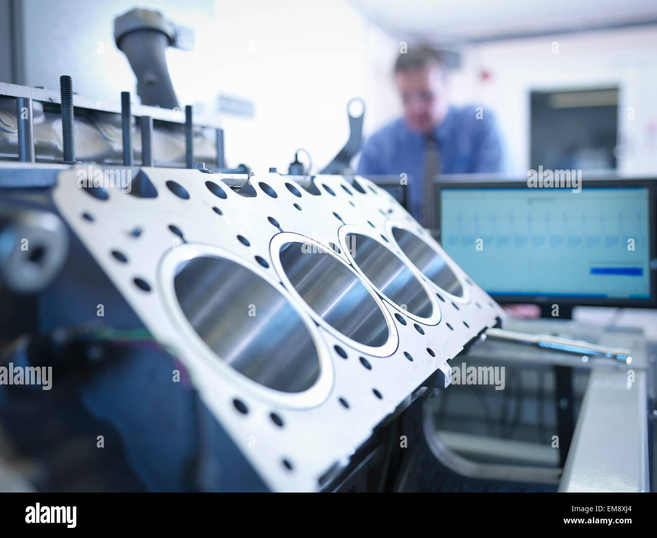 L'inspection du moteur de l'automobile ingénieur d'essai en Banque D'Images