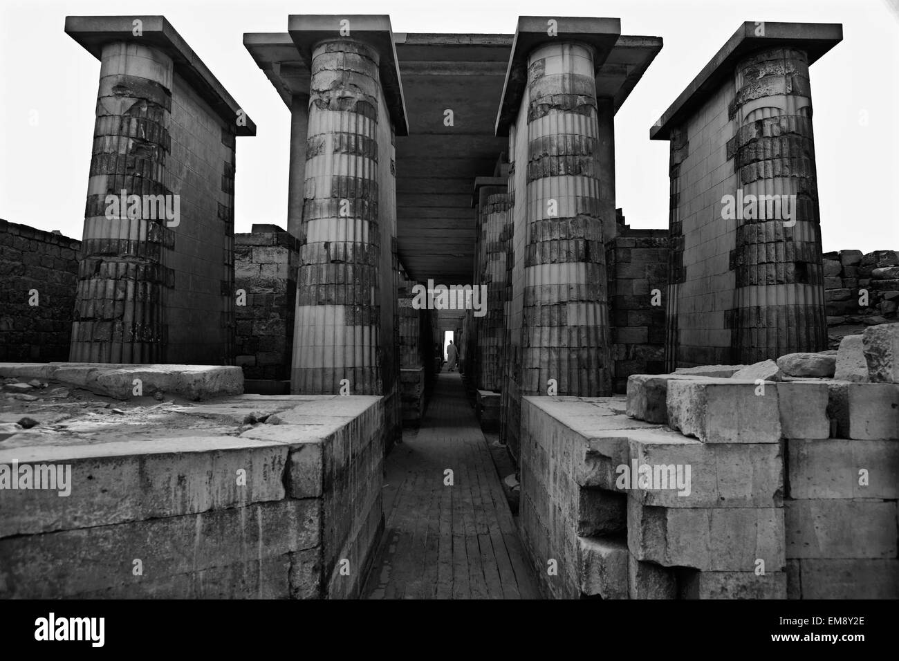 Couloir de colonnade couvert avec piliers en pierre sculptés pour imiter les tiges de plantes groupées. Les plus anciennes colonnes de pierre connues au monde, Saqqara, Égypte Banque D'Images