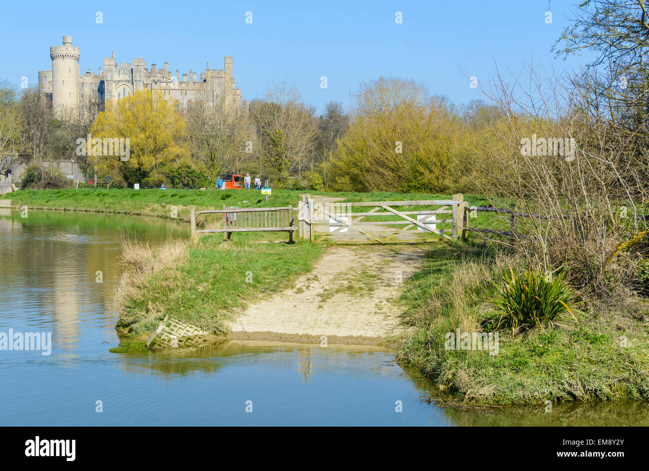 Cale au niveau de la rivière Arun dans Arundel, West Sussex, Angleterre, Royaume-Uni. Banque D'Images