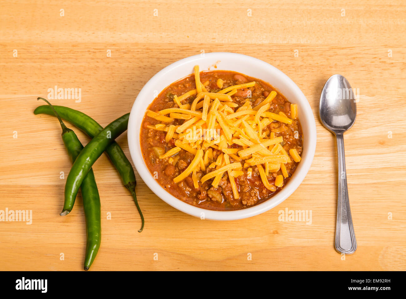 Un bol de chili con carne avec des haricots verts et des piments Banque D'Images