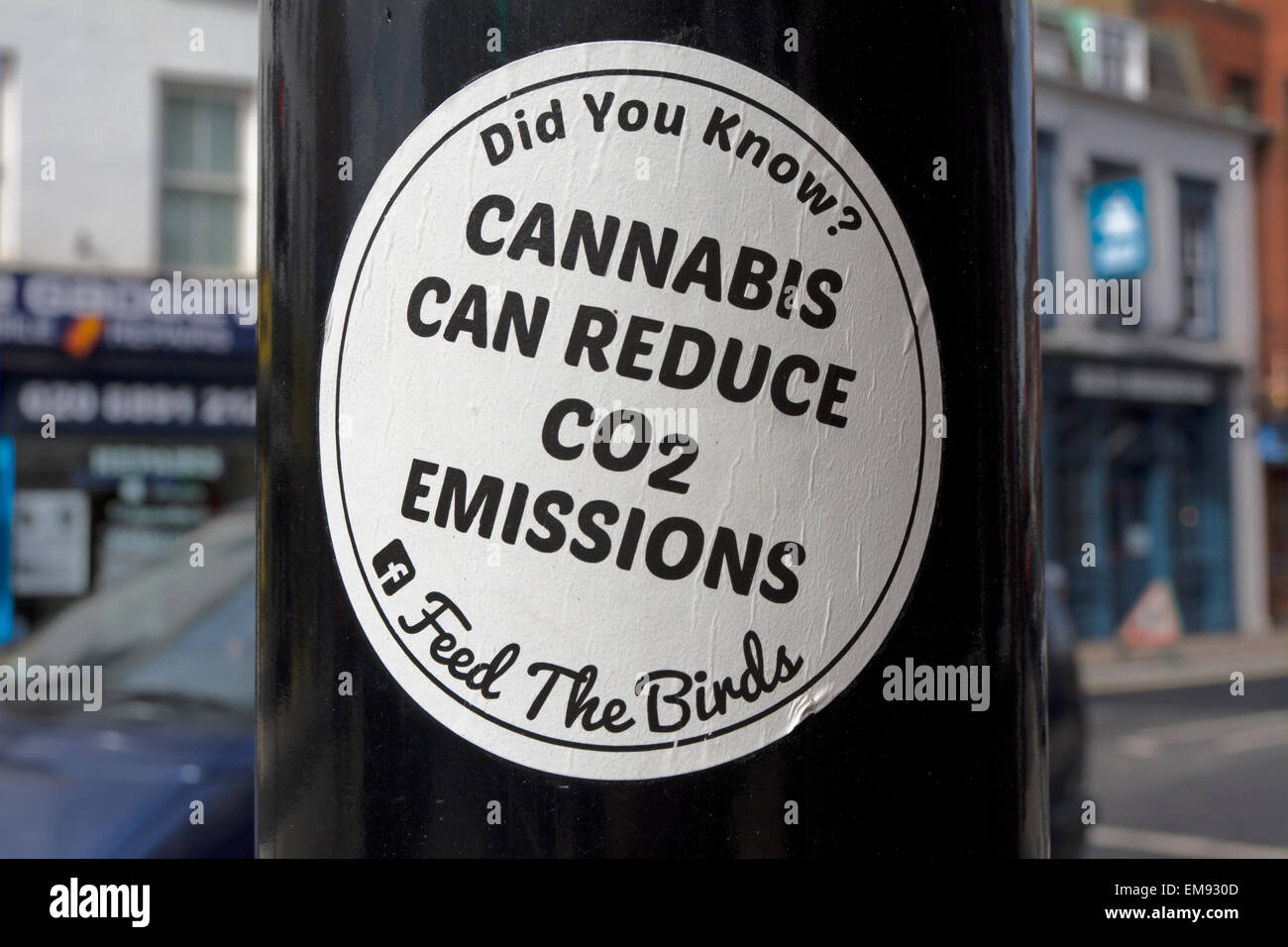 Le cannabis peut réduire les émissions de CO2 sticker, partie d'une campagne de légaliser le cannabis, à Twickenham, Middlesex, Angleterre Banque D'Images