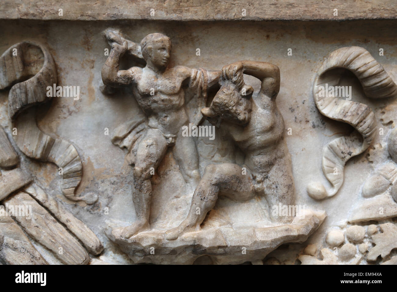 Sarcophage romain. Mythe de Thésée et Ariane. En. C. AD130-140. Thésée tuant le Minotaure. Banque D'Images
