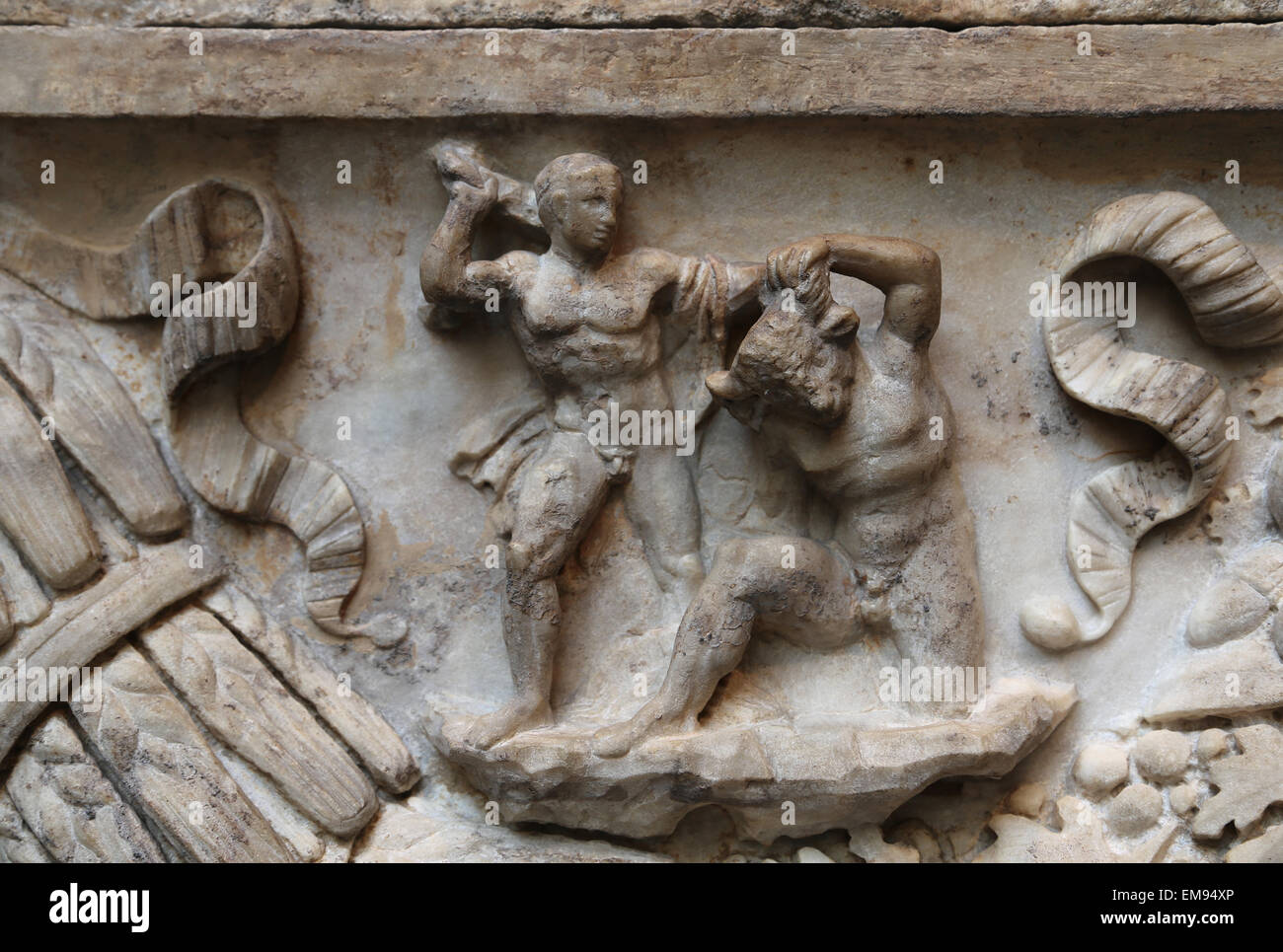 Sarcophage romain. Mythe de Thésée et Ariane. Hadrianic ou au début de la période Antonine, 130-140 AD. Thésée tuant le Minotaure Banque D'Images