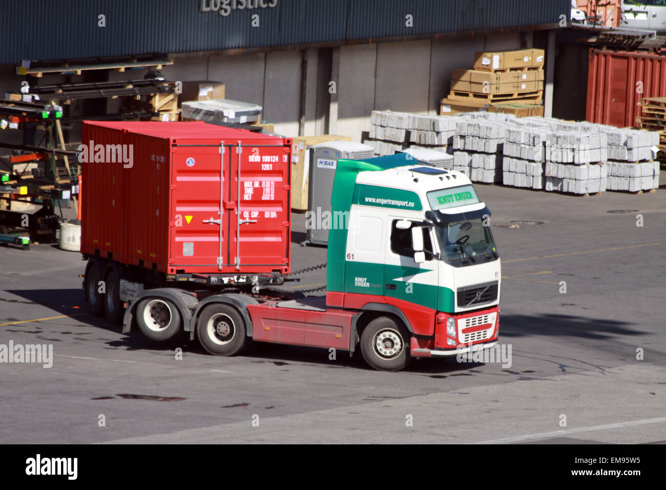 Camion conteneur dans le port d'Oslo Banque D'Images