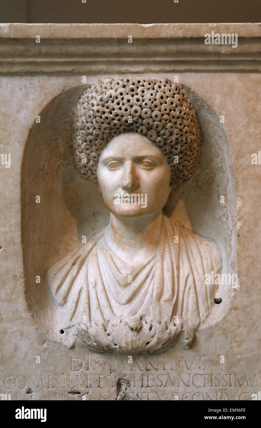 Autel funéraire en marbre de Cominia Tyché. Flavian, romain ou Trajanic période. 90 à 100 Ma. Portrait. NY Metropolitan Museum of Art. Banque D'Images