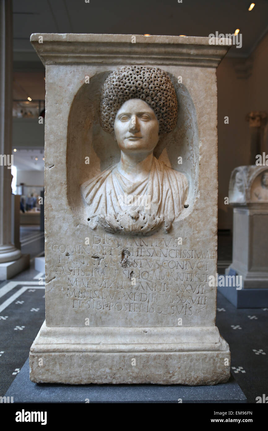Autel funéraire en marbre de Cominia Tyché. Flavian, romain ou Trajanic période. 90 à 100 Ma. Portrait. Metropolitan Museum of Art de New York. Banque D'Images