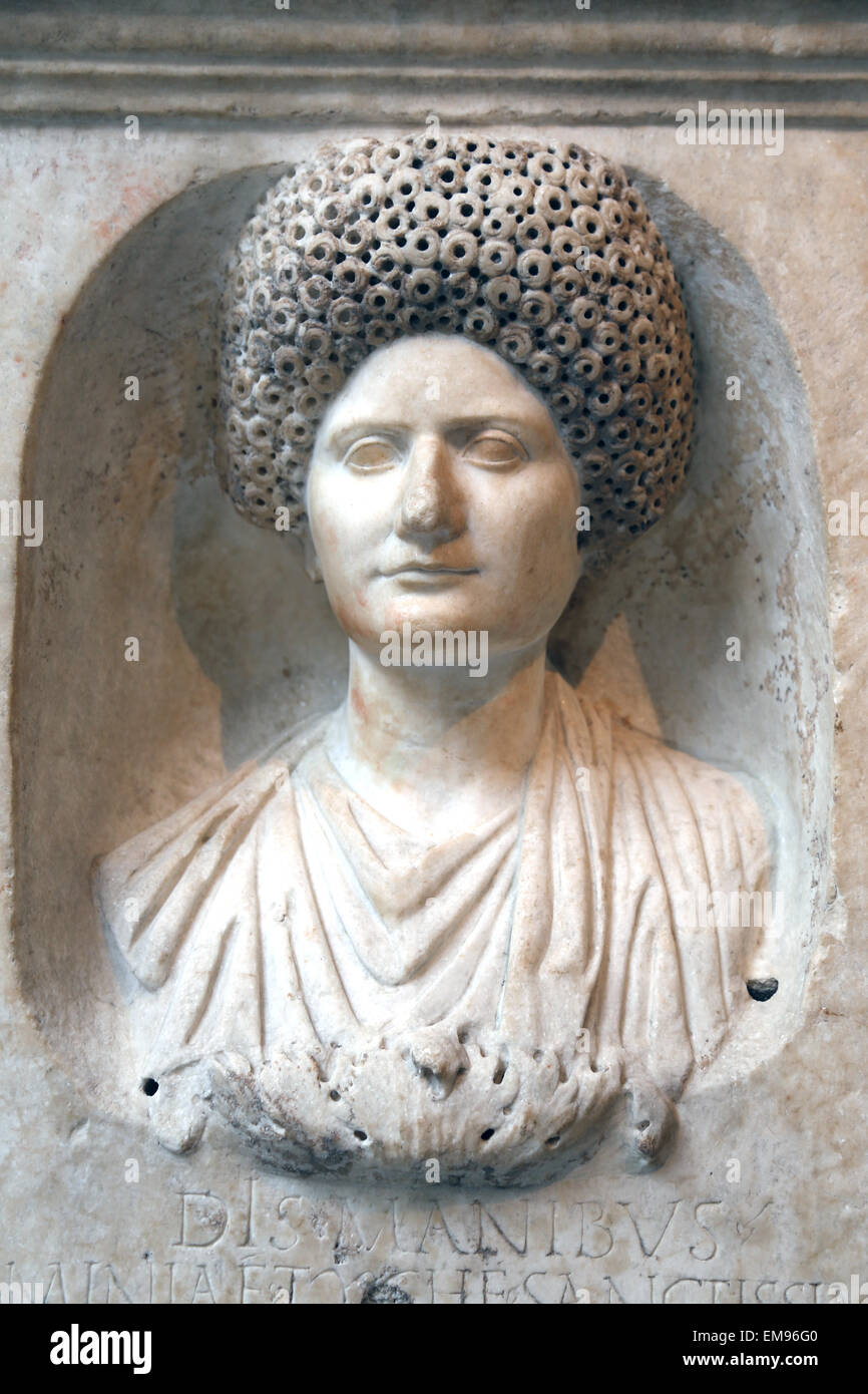 Autel funéraire en marbre de Cominia Tyché. Flavian, romain ou Trajanic période. 90 à 100 Ma. Portrait. Metropolitan Museum of Art de New York. Banque D'Images