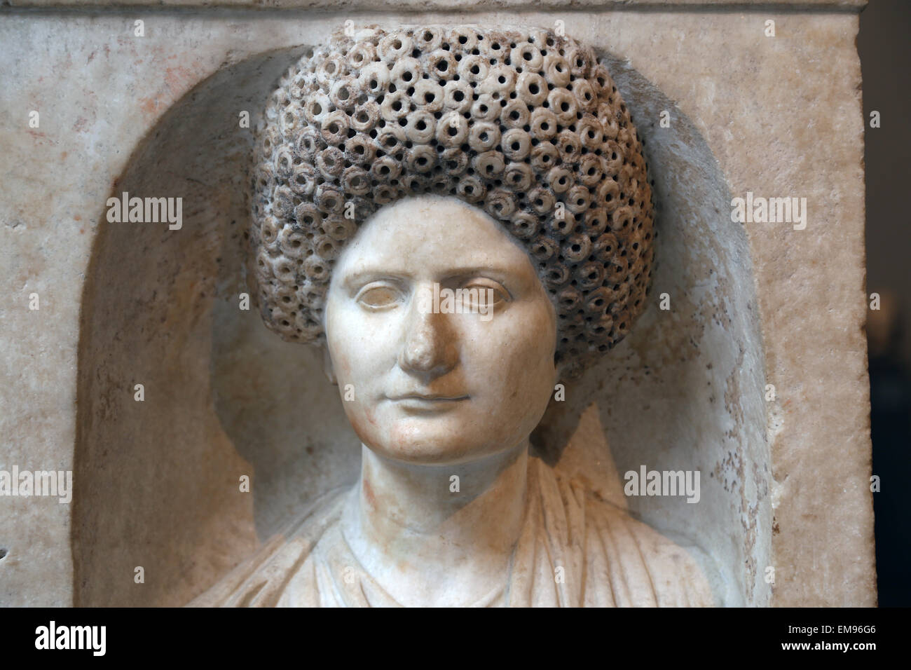 Autel funéraire en marbre de Cominia Tyché. Flavian, romain ou Trajanic période. 90 à 100 Ma. Portrait. Metropolitan Museum of Art de New York. Banque D'Images