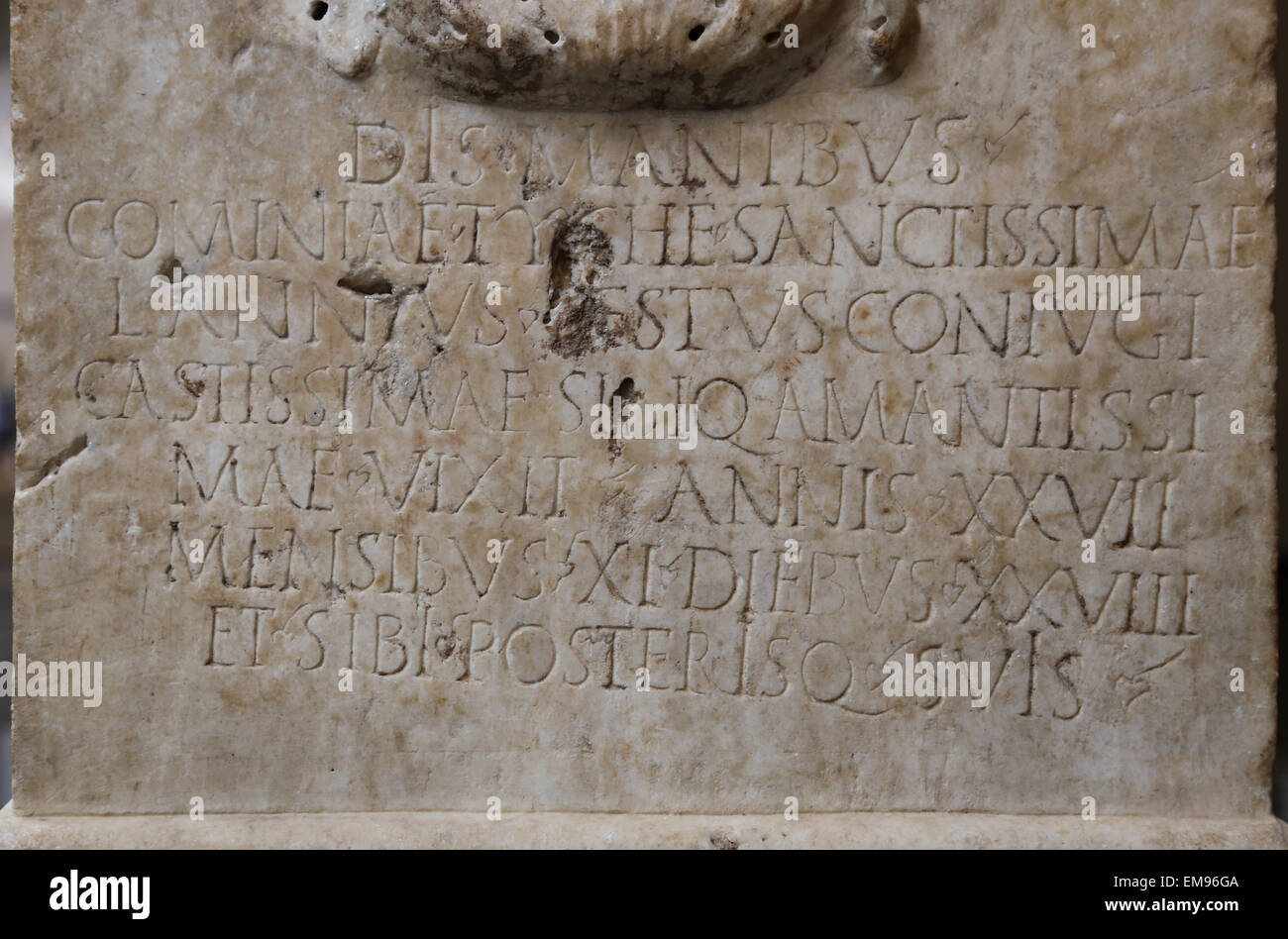 Autel funéraire en marbre de Cominia Tyché. Flavian, romain ou Trajanic période. 90 à 100 Ma. Livide qui 27 ans, 11 mois et 28 jours Banque D'Images