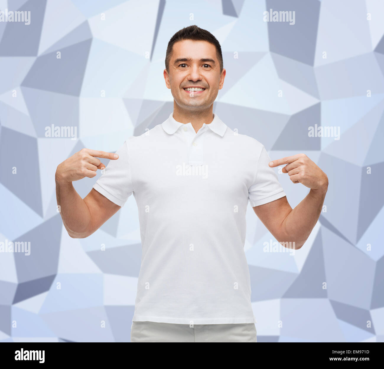 Smiling man t-shirt en pointant les doigts sur lui-même Banque D'Images