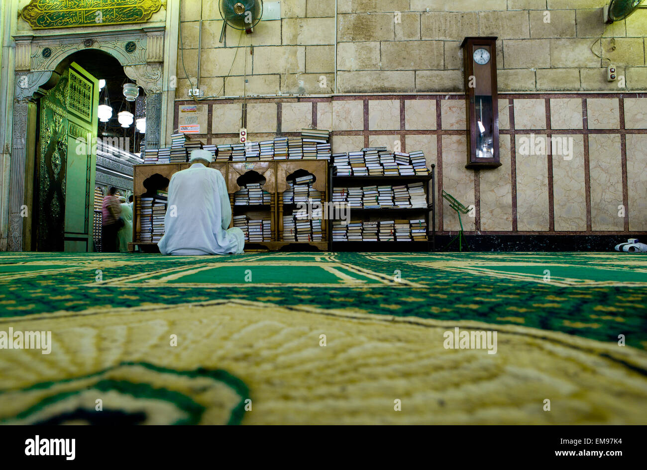 À l'intérieur de la mosquée Al Hussein au Caire, Égypte. Banque D'Images