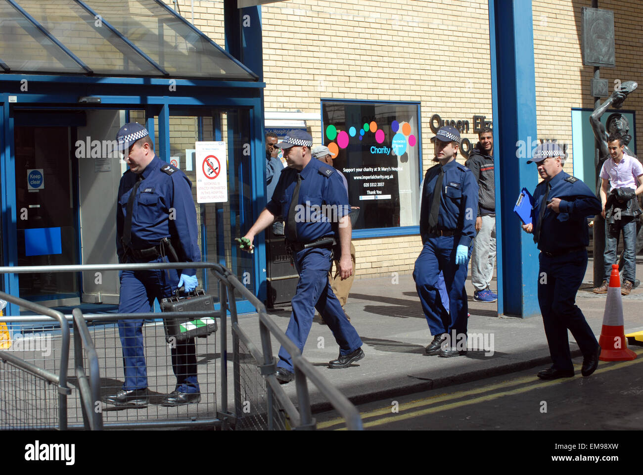 Londres, Royaume-Uni, 17 avril 2015, la police sécuriser la zone. L'Aile Lindo au St Mary's Hospital se prépare pour l'arrivée du deuxième enfant du duc et de la duchesse de Cambridge. Credit : JOHNNY ARMSTEAD/Alamy Live News Banque D'Images