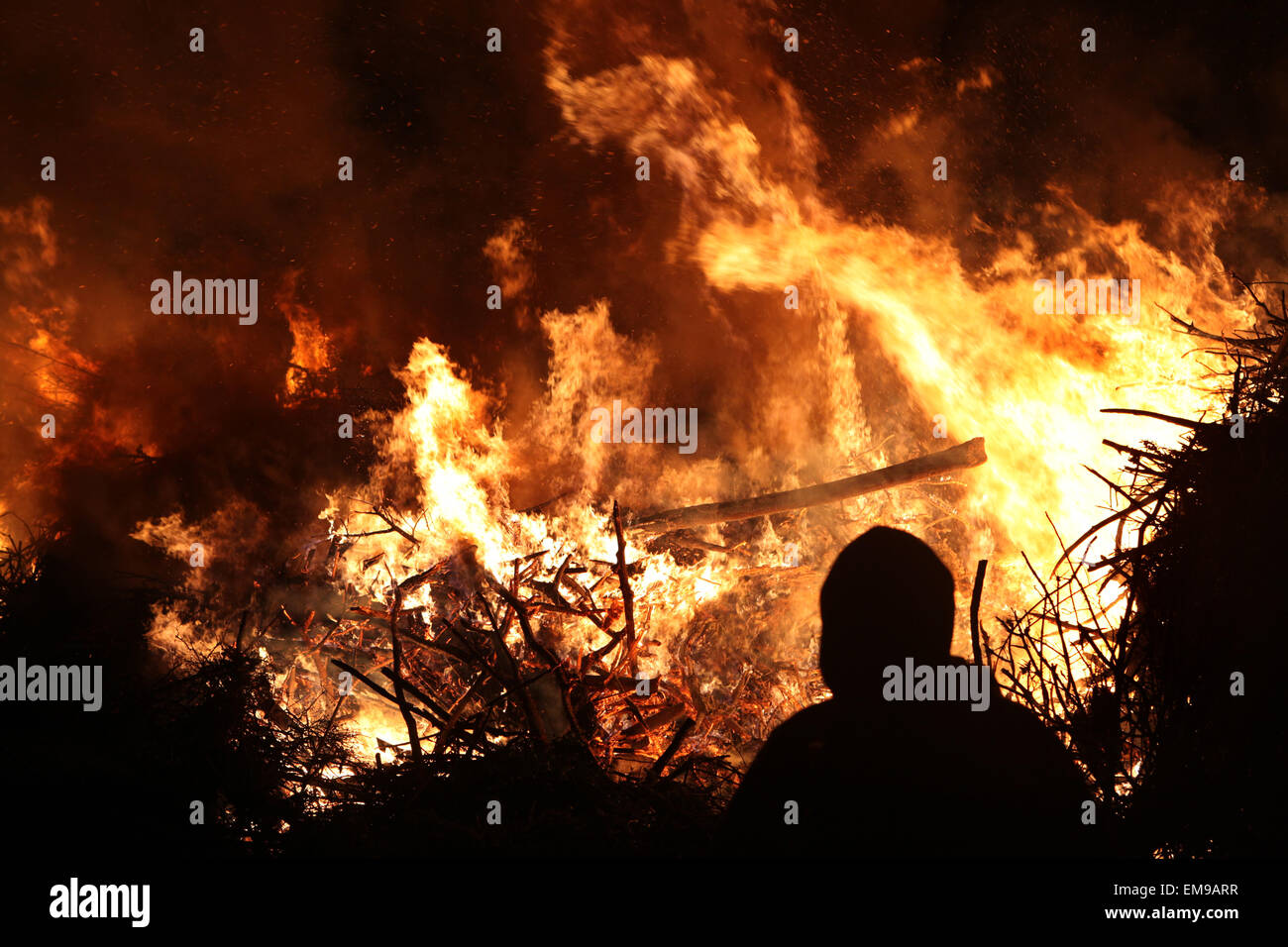 Les gens regardent le feu traditionnel de Pâques dans le village de Lusace Burg Spreewald en région, la Basse Lusace, Brandenburg, Allemagne. Banque D'Images