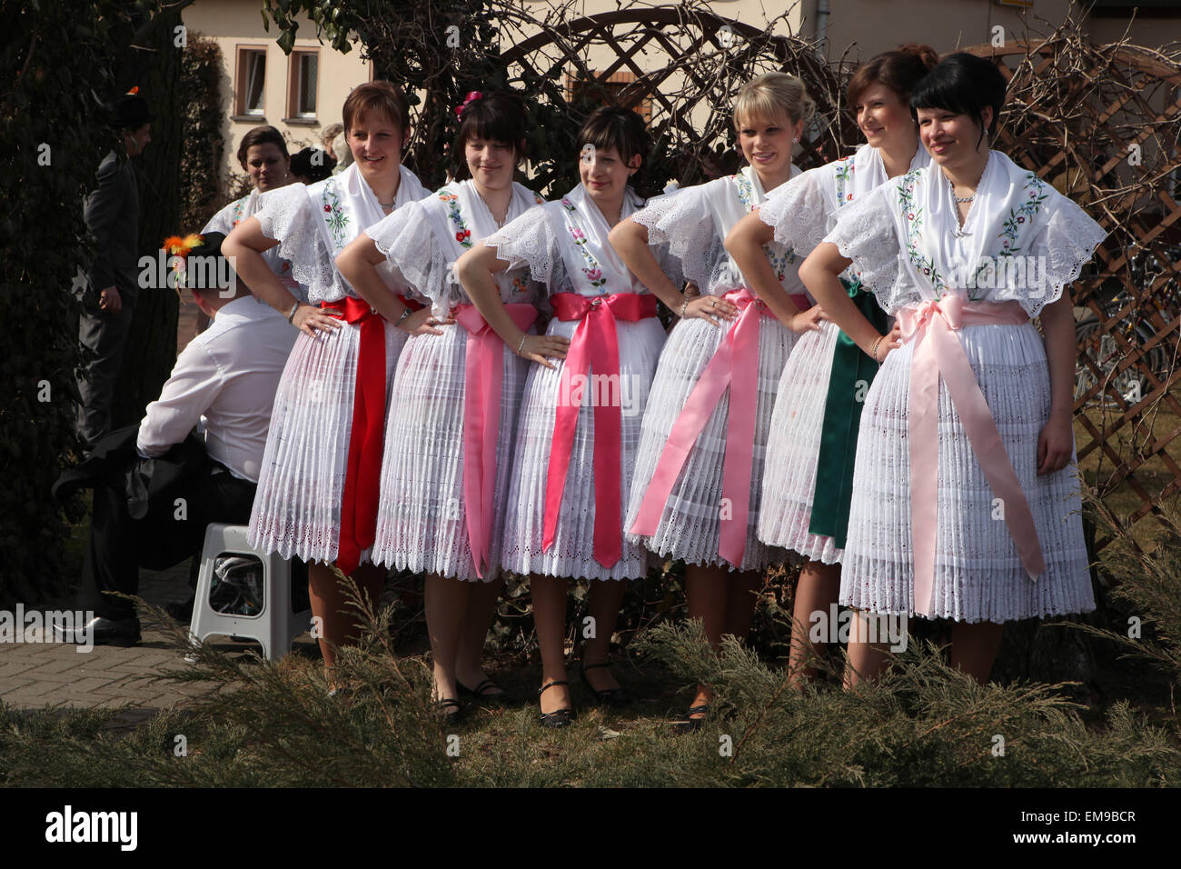 Les jeunes femmes en costumes sorabe assister à l'Zapust Carnavalis dans le village de Lusace Turnow près de Cottbus, la Basse Lusace, Brandenburg, Allemagne. Banque D'Images