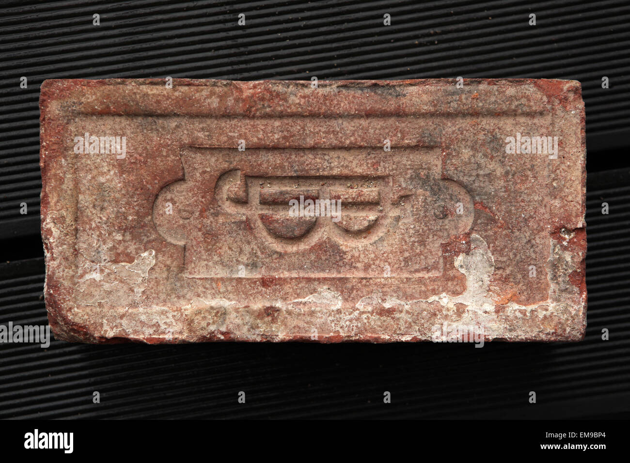 Monogram J.B. scellée sur une vieille brique produite au 19ème siècle en Bohême, l'Empire austro-hongrois. Banque D'Images