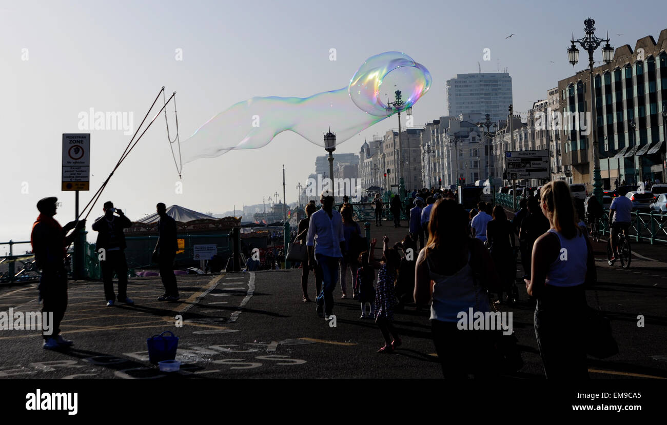 Bulle inhabituelle busker souffle sur le front de mer de Brighton UK Banque D'Images