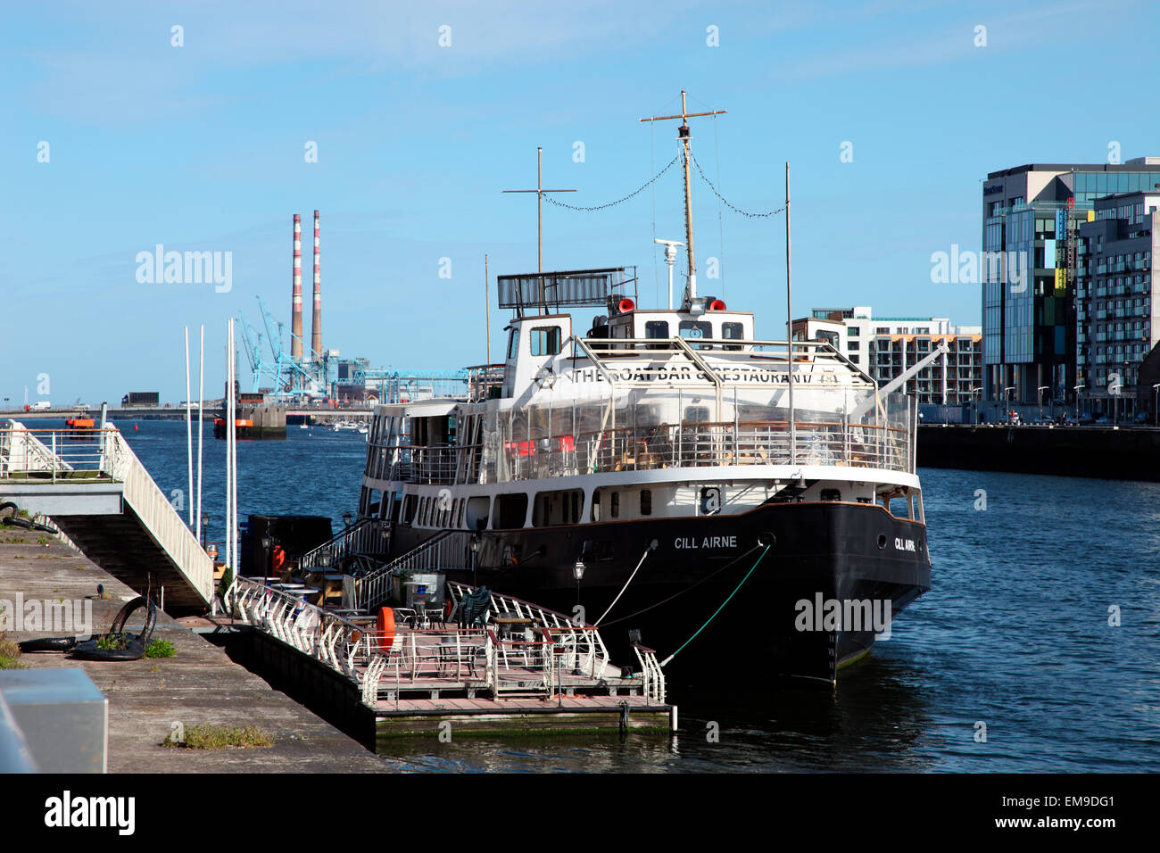 Le bateau Bar Restaurant à bord du MV Mainistir Na Féile sur la rivière Liffey à Dublin Banque D'Images