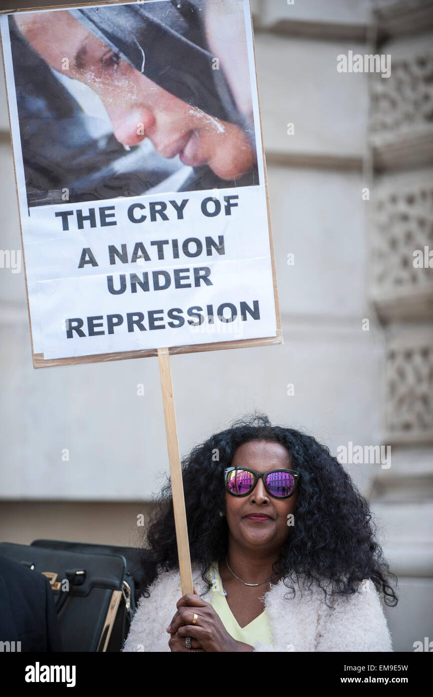 Londres, Royaume-Uni. 17 avril 2015. Les manifestants se rassemblent à l'extérieur du Foreign Commonwealth Office d'exiger la libération immédiate du citoyen du Royaume-Uni, Andargachew Tsege, qui est détenu au secret en Éthiopie, après avoir été enlevés au Yémen en juin 2014. Crédit : Stephen Chung / Alamy Live News Banque D'Images