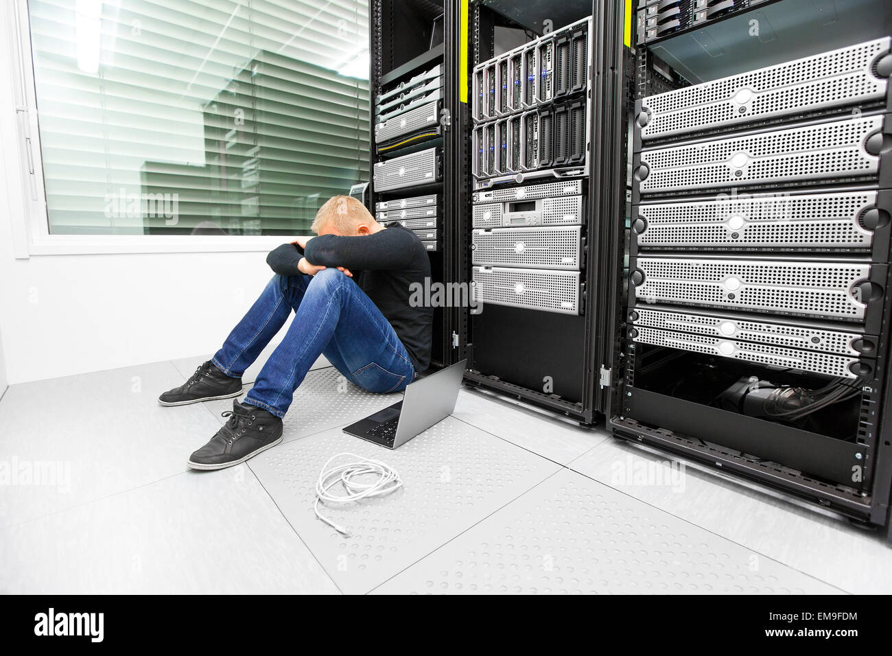 IT consultant à des problèmes dans le datacenter Banque D'Images